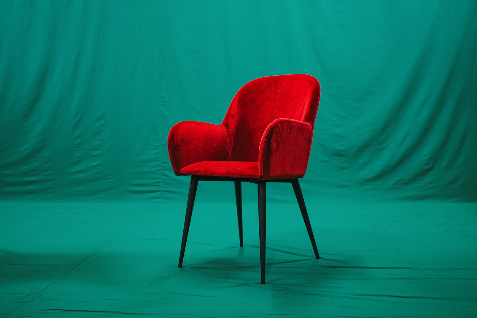 Poppy Chair, poppy-red velvet